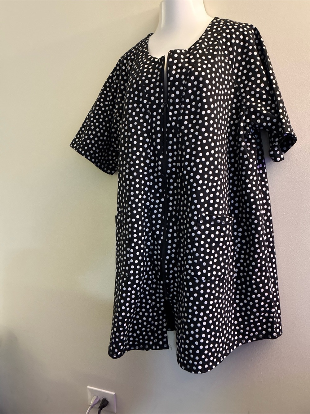Dreams & Co. Plus 24W Black & White Polka Dot Short Sleeve Beach Cover Up Zip up - Picture 2 of 16
